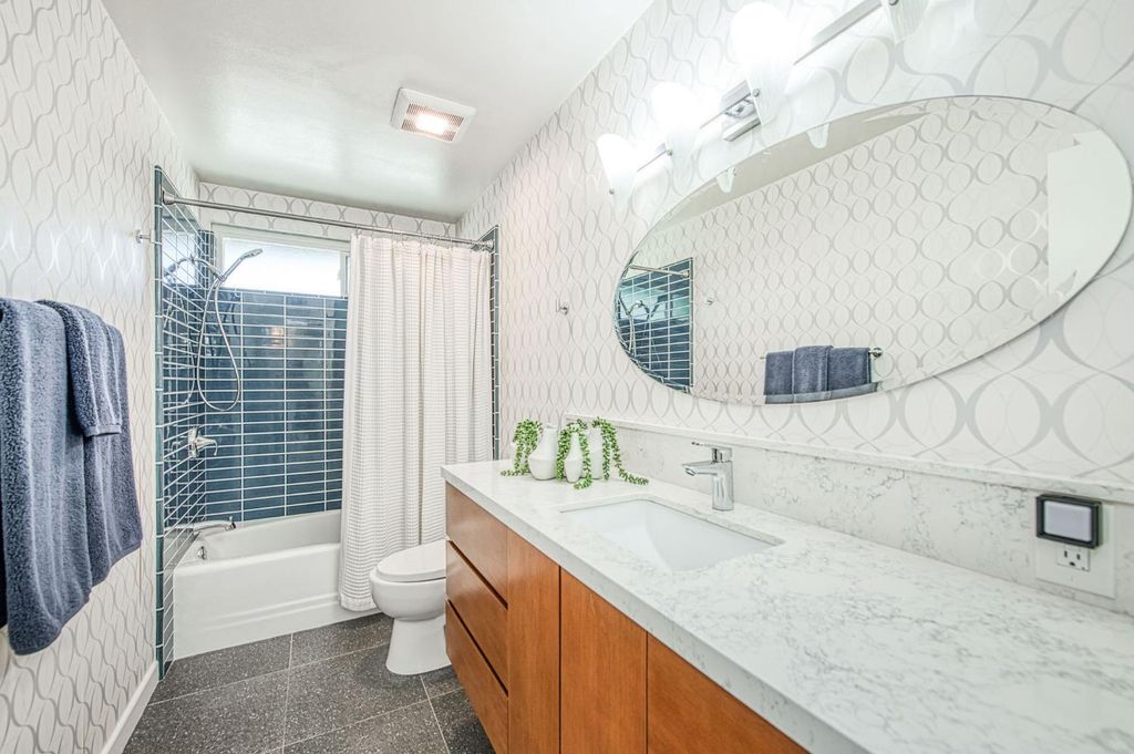 Image 39 of property listing at 1527 W San Ramon Avenue, Fresno, CA 93711