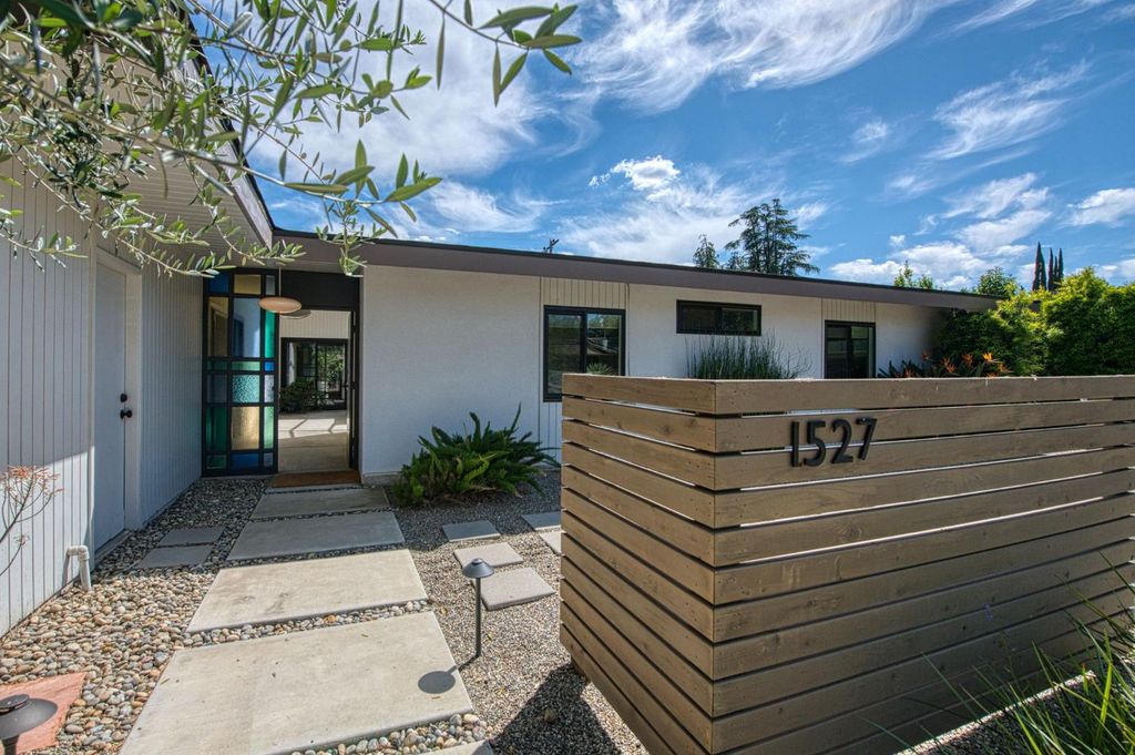 Image 4 of property listing at 1527 W San Ramon Avenue, Fresno, CA 93711