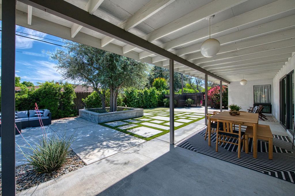 Image 40 of property listing at 1527 W San Ramon Avenue, Fresno, CA 93711