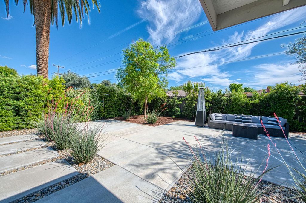 Image 41 of property listing at 1527 W San Ramon Avenue, Fresno, CA 93711