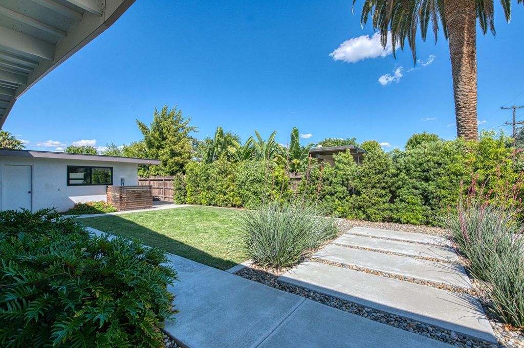 Image 42 of property listing at 1527 W San Ramon Avenue, Fresno, CA 93711
