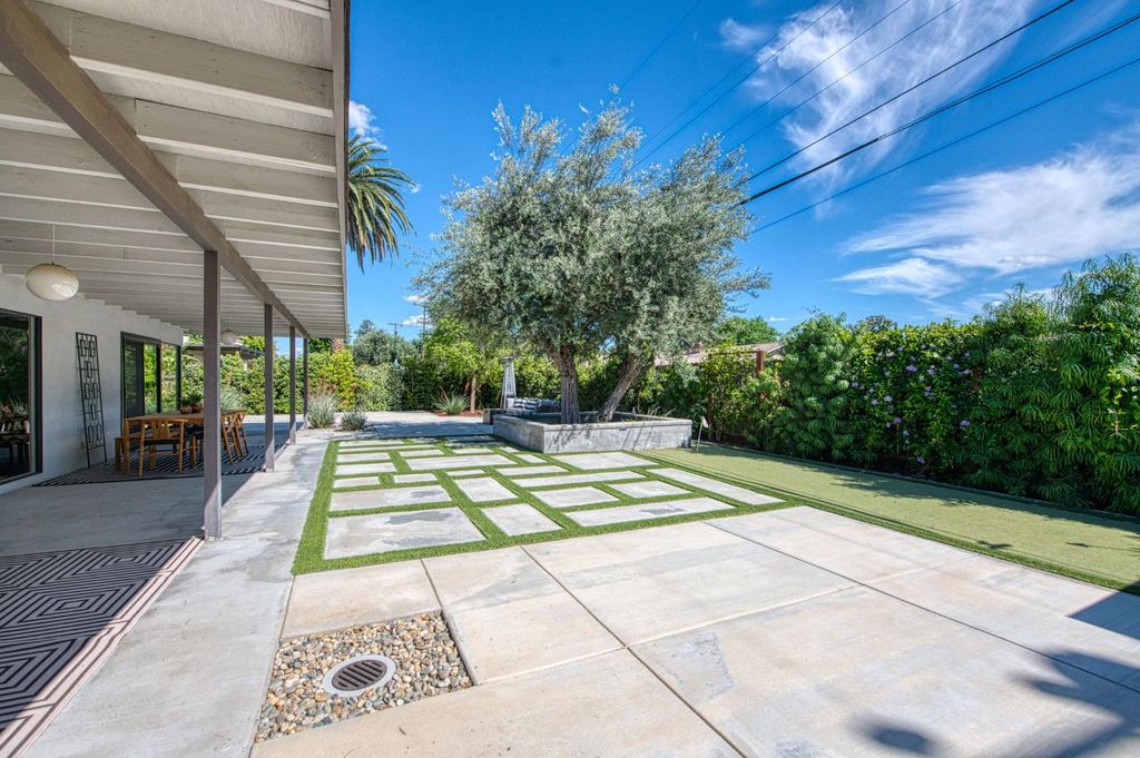 Image 49 of property listing at 1527 W San Ramon Avenue, Fresno, CA 93711