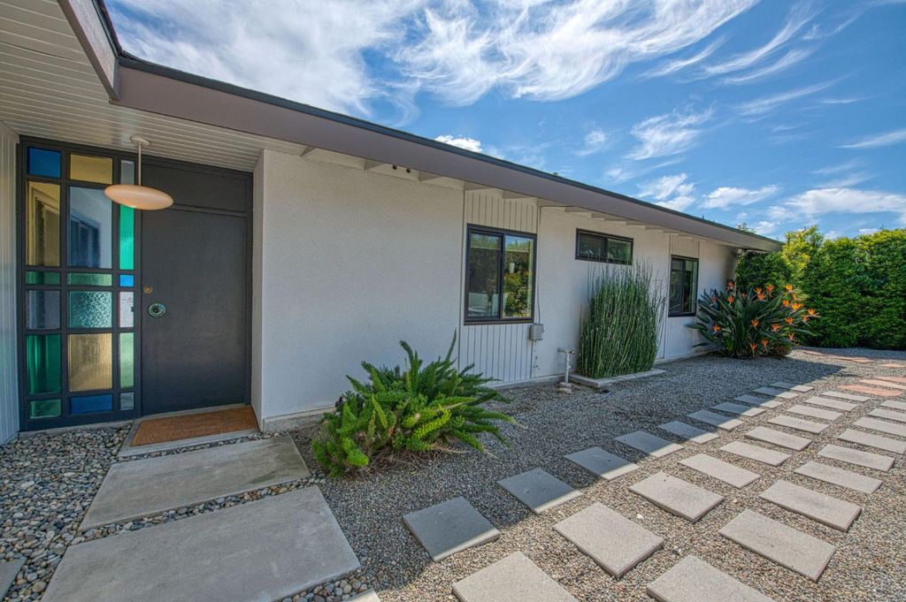 Image 5 of property listing at 1527 W San Ramon Avenue, Fresno, CA 93711
