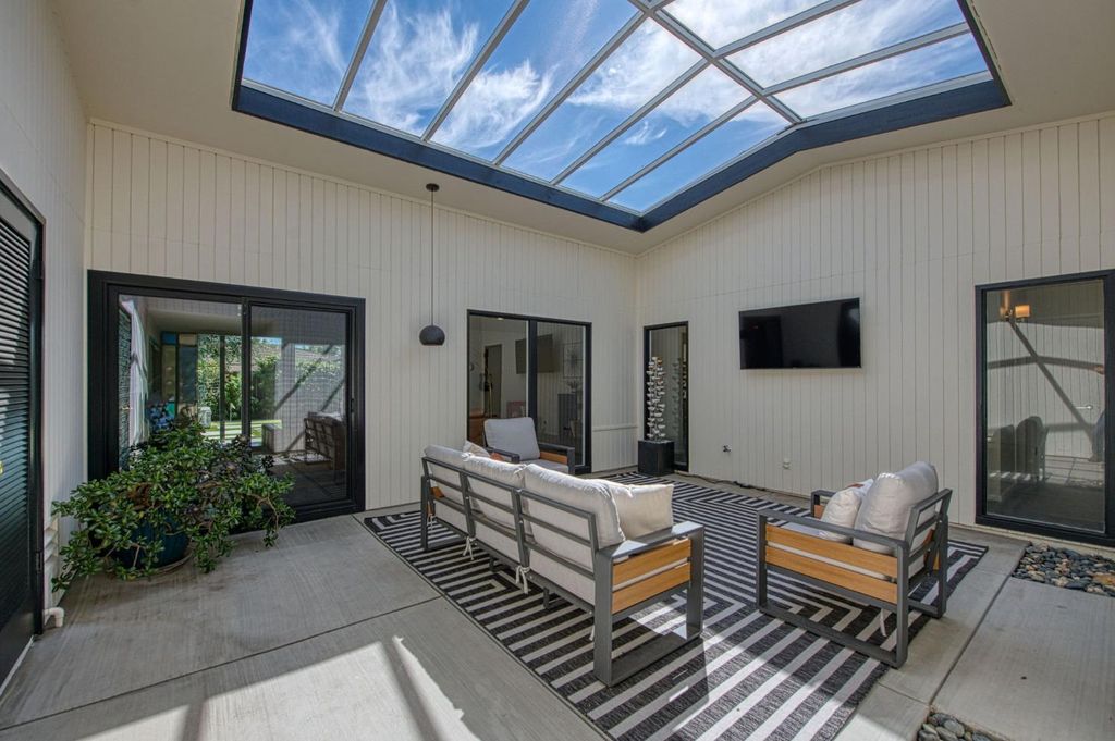 Image 6 of property listing at 1527 W San Ramon Avenue, Fresno, CA 93711