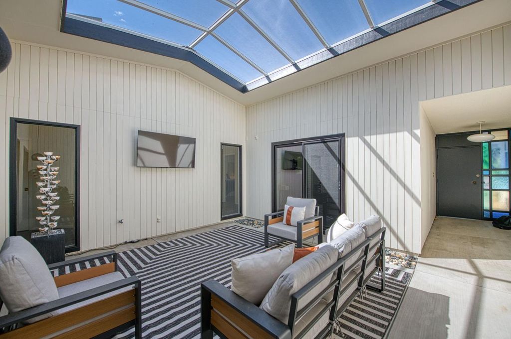 Image 8 of property listing at 1527 W San Ramon Avenue, Fresno, CA 93711