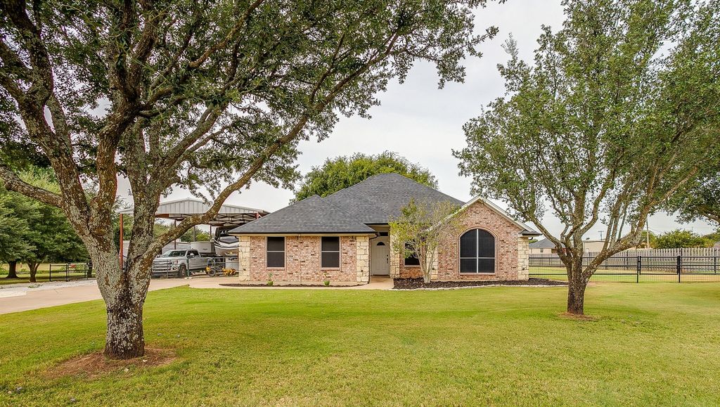 305 Valley View Court, Rio Vista, TX 76093