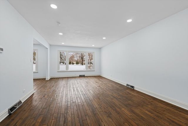 2527 Checker Road, Long Grove, IL 60047