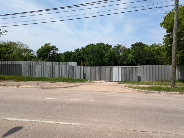 2437 Cedar Crest Boulevard, Dallas, TX 75203