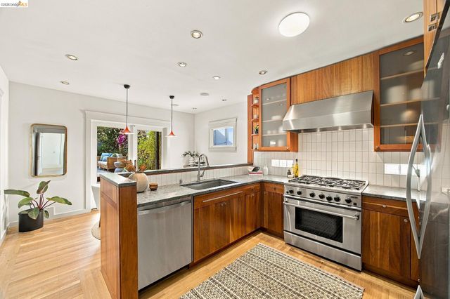 293 Santa Clara Ave., Oakland, CA 94610