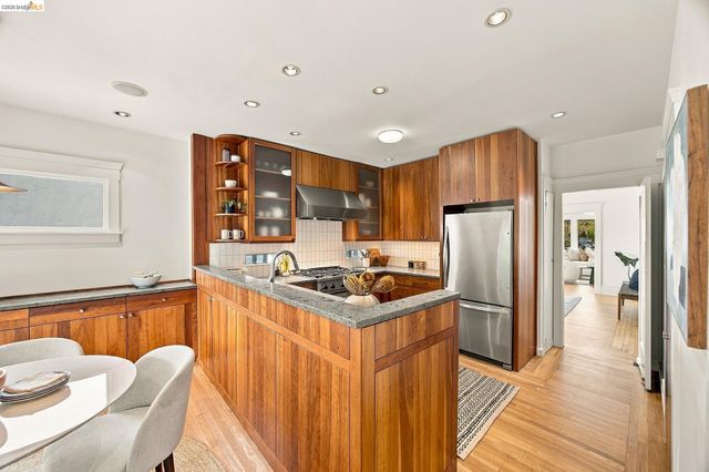 293 Santa Clara Ave., Oakland, CA 94610