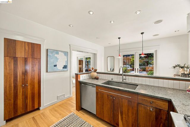 293 Santa Clara Ave., Oakland, CA 94610