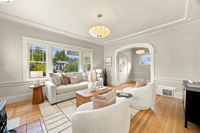 293 Santa Clara Ave., Oakland, CA 94610