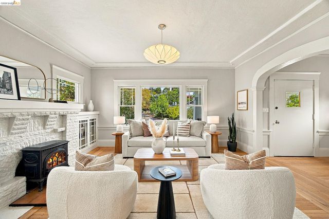 293 Santa Clara Ave., Oakland, CA 94610