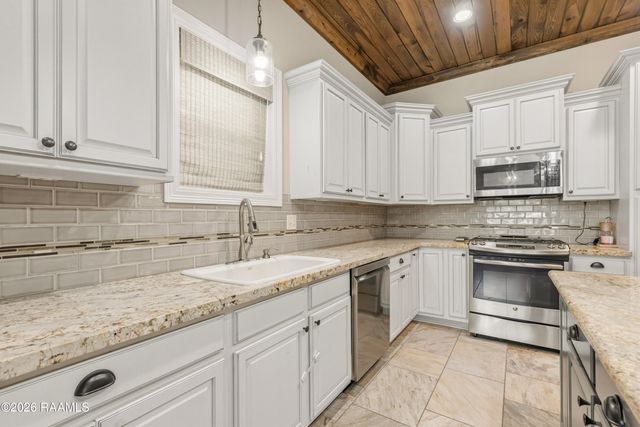 413 Misty Wind Drive, Broussard, LA 70518