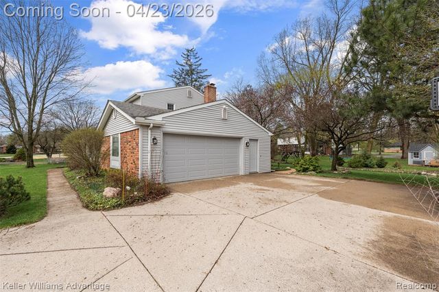348 Willow Tree Lane, Rochester Hills, MI 48306