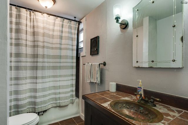 107 W SOUTHLAND AVENUE, Electra, TX 76360