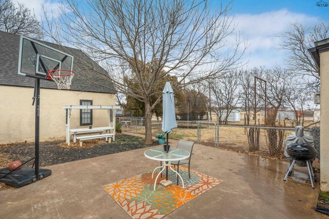 107 W SOUTHLAND AVENUE, Electra, TX 76360