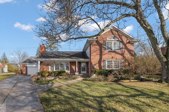 20127 W Ballantyne Court, Grosse Pointe Woods, MI 48236