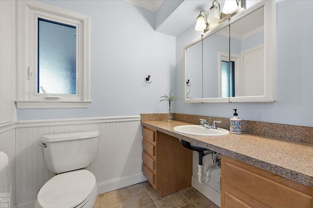 20127 W Ballantyne Court, Grosse Pointe Woods, MI 48236