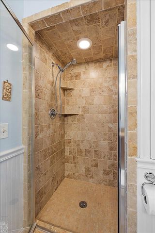 20127 W Ballantyne Court, Grosse Pointe Woods, MI 48236