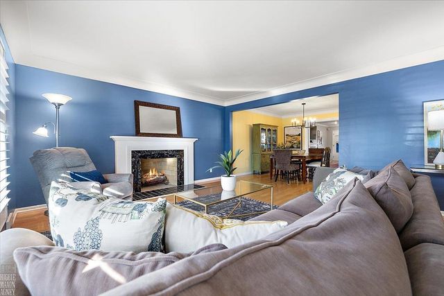 20127 W Ballantyne Court, Grosse Pointe Woods, MI 48236