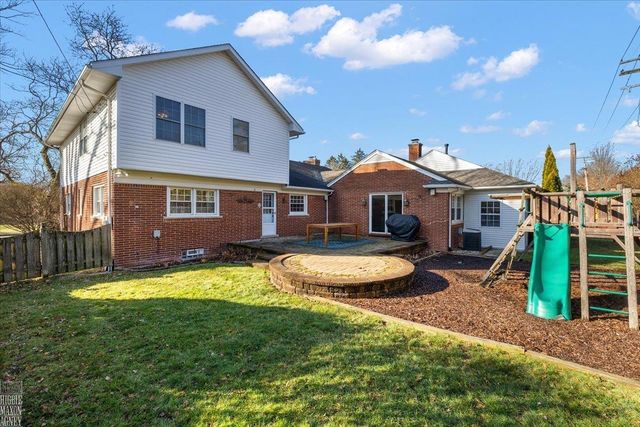 20127 W Ballantyne Court, Grosse Pointe Woods, MI 48236