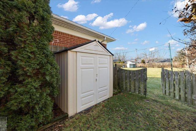 20127 W Ballantyne Court, Grosse Pointe Woods, MI 48236