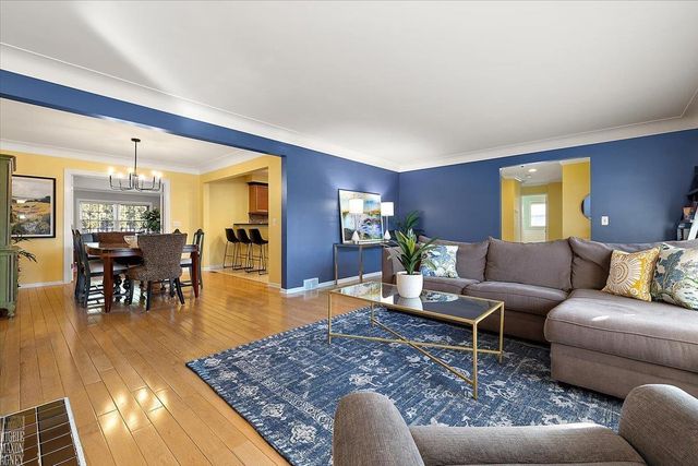 20127 W Ballantyne Court, Grosse Pointe Woods, MI 48236