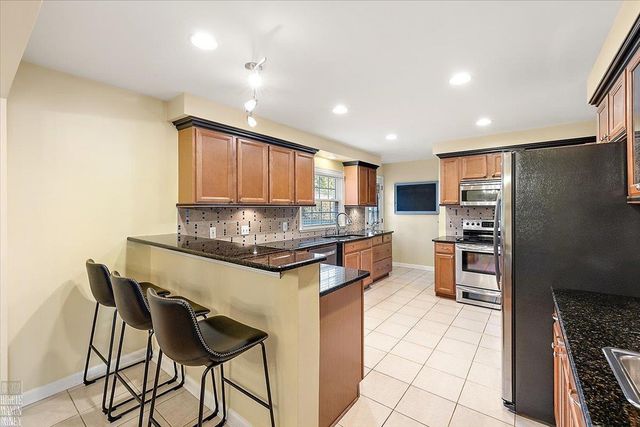 20127 W Ballantyne Court, Grosse Pointe Woods, MI 48236