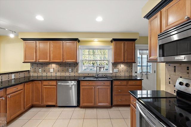 20127 W Ballantyne Court, Grosse Pointe Woods, MI 48236