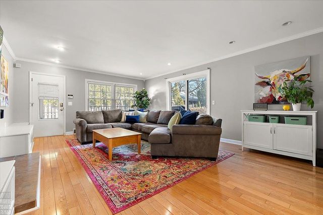 20127 W Ballantyne Court, Grosse Pointe Woods, MI 48236