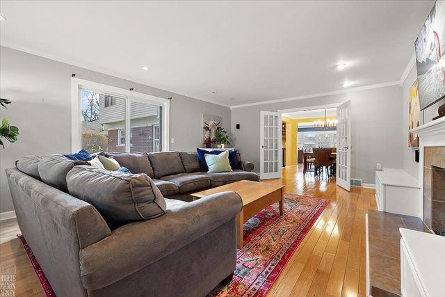 20127 W Ballantyne Court, Grosse Pointe Woods, MI 48236