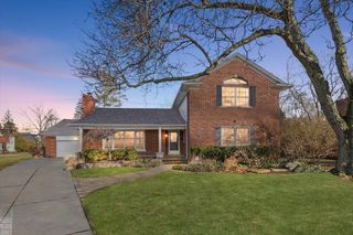 20127 W Ballantyne Court, Grosse Pointe Woods, MI 48236