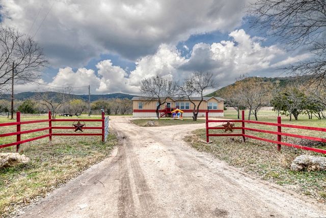 1189 CR 350, Concan, TX 78838