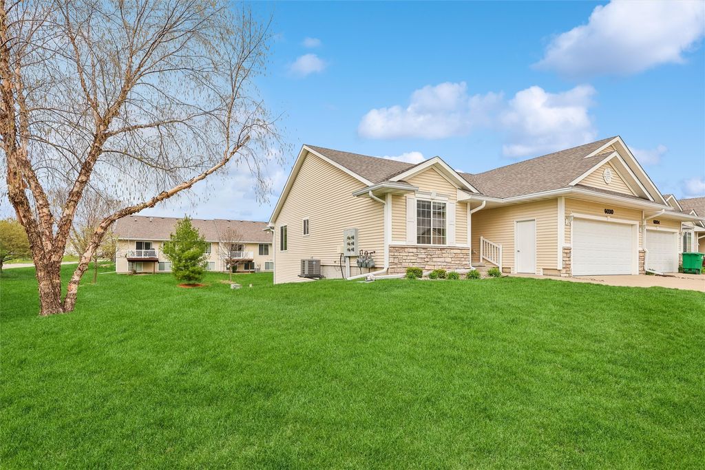 6030 Pinewood Court, Johnston, IA 50131