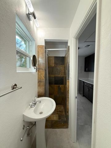 690 S Calle Palo Fierro, Palm Springs, CA 92264