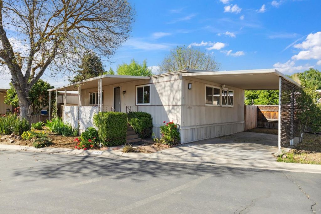 9360 N Blackstone Avenue # 141, Fresno, CA 93720