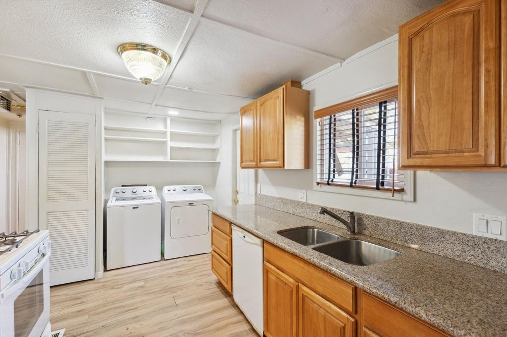 Image 6 of property listing at 9360 N Blackstone Avenue # 141, Fresno, CA 93720