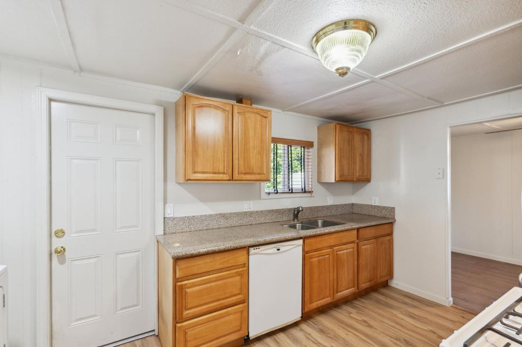 Image 8 of property listing at 9360 N Blackstone Avenue # 141, Fresno, CA 93720