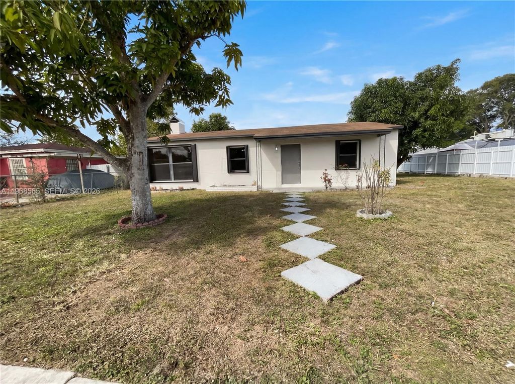 Image 1 of property listing at 941 Jann Ave, Opa-locka, FL 33054