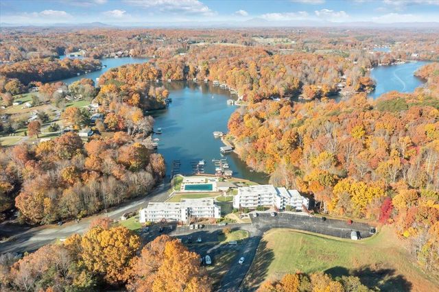 1089 Bluewater Dr Unit 411, Moneta, VA 24121