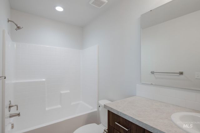 3895 E Jamestown Dr, Nampa, ID 83686