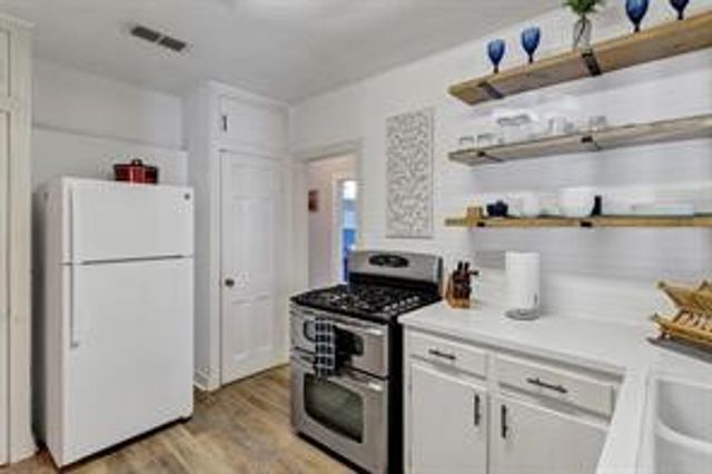 201 S Jones Street, Granbury, TX 76048