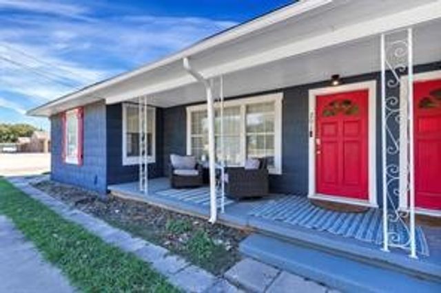 201 S Jones Street, Granbury, TX 76048