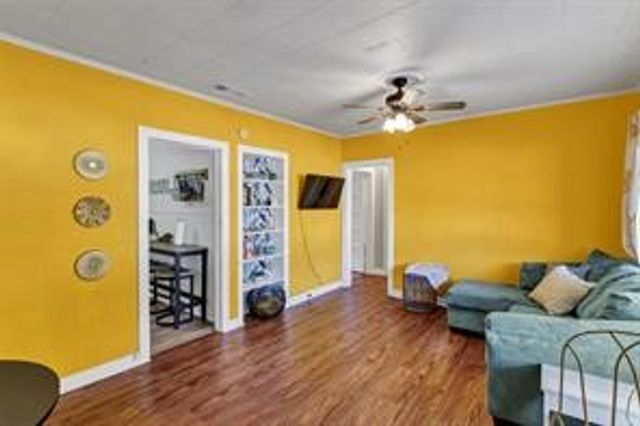 201 S Jones Street, Granbury, TX 76048