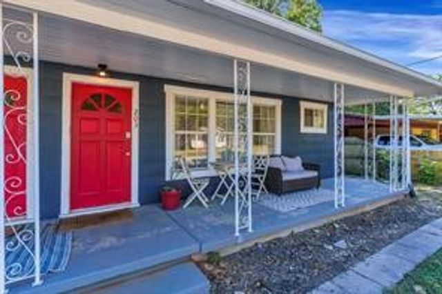 201 S Jones Street, Granbury, TX 76048