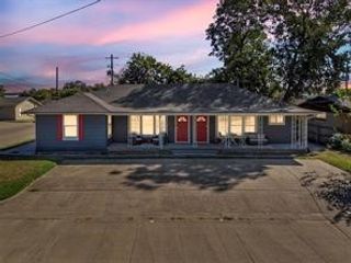 201 S Jones Street, Granbury, TX 76048