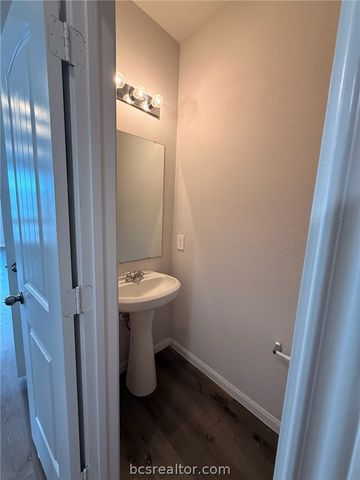 982 Rice Drive, Bryan, TX 77803