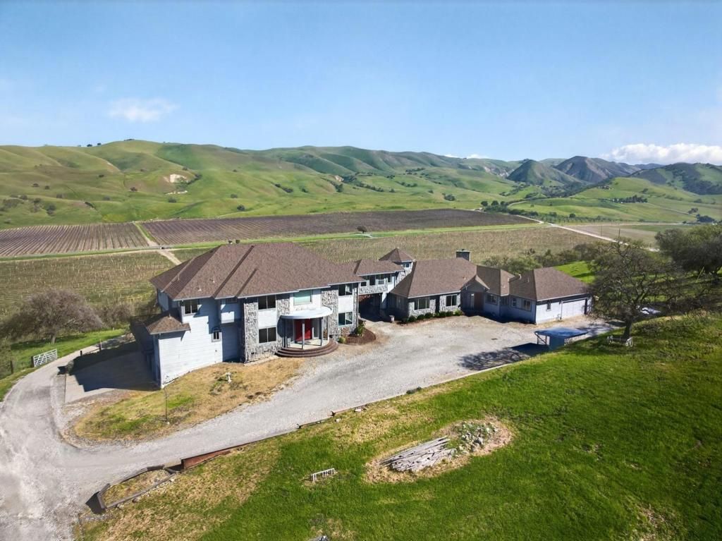 Image 10 of property listing at 1500 Old Airline Highway, Paicines, CA 95043
