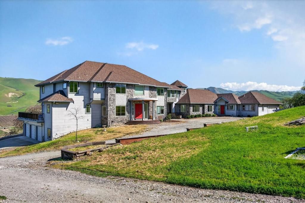 Image 6 of property listing at 1500 Old Airline Highway, Paicines, CA 95043